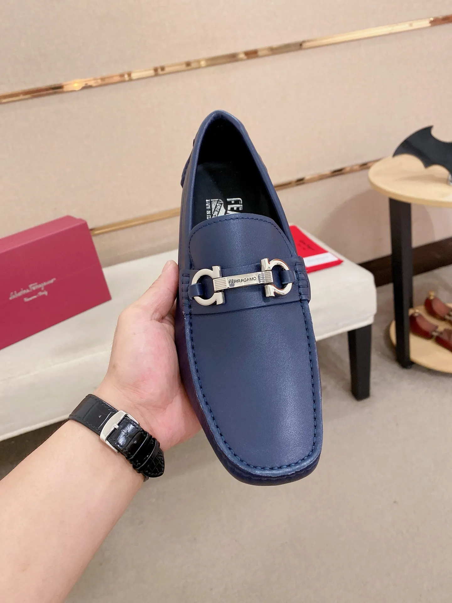 Men's shoes💰: 540💰High-end quality! Ferragamo🆕🆕Exclusive hot-selling products in stock🔥🔥New products on the shelves, high-quality Ferragamo men's pea shoes, high-end casual driving shoes, with complete packaging! 💪 💪 Material: imported first-layer pebbled cowhide 🐂 + imported high-quality water-dyed cowhide lining + wear-resistant outsole 👍🏻👍🏻 Features: high-end and comfortable, purely handmade 🚀 🚀 Create the perfect shoe that suits you best 🔥 🔥 Size: (38-44) 45 standard size can be customized!